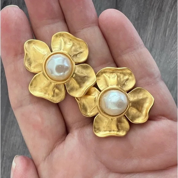 Vintage 80s GIVENCHY Matte Gold Plated Flower Pearl Clip On Statement Earrings - Picture 12 of 17